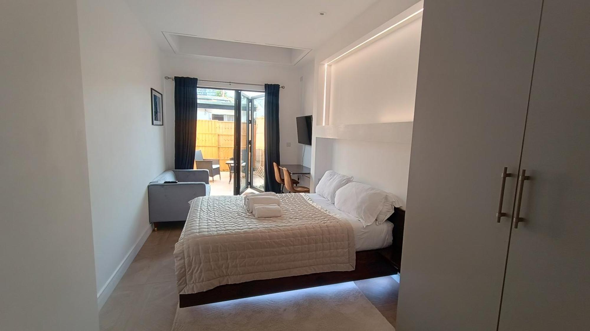 Luxurious London Studios Harrow Exterior photo