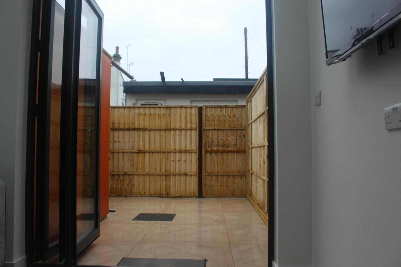Luxurious London Studios Harrow Exterior photo