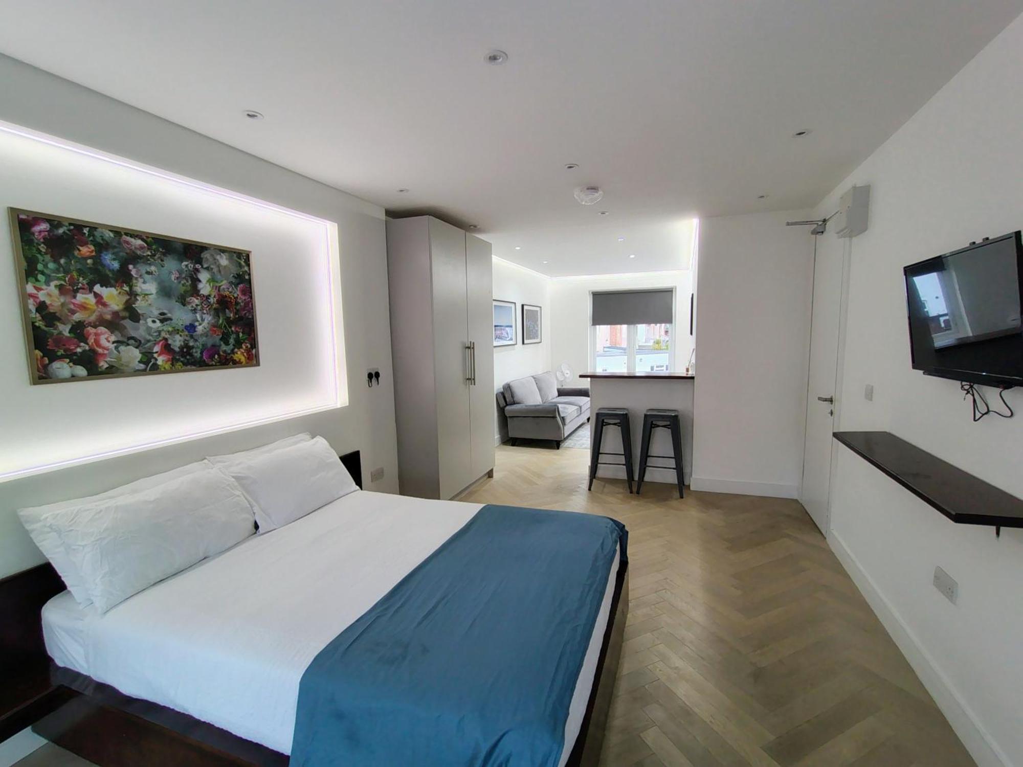 Luxurious London Studios Harrow Room photo