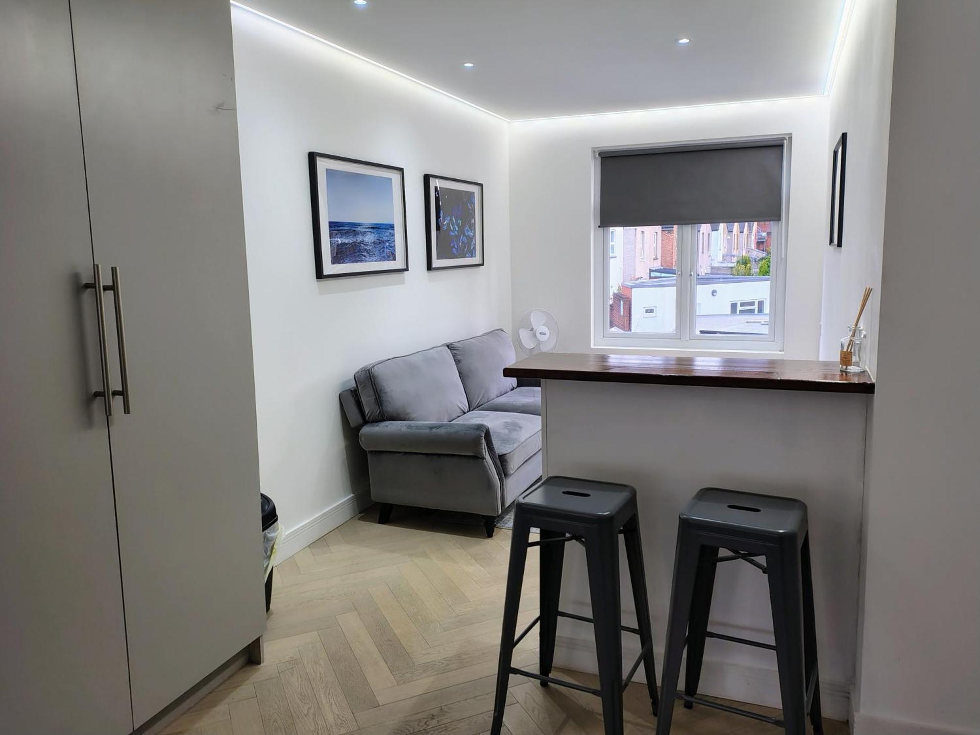 Luxurious London Studios Harrow Room photo